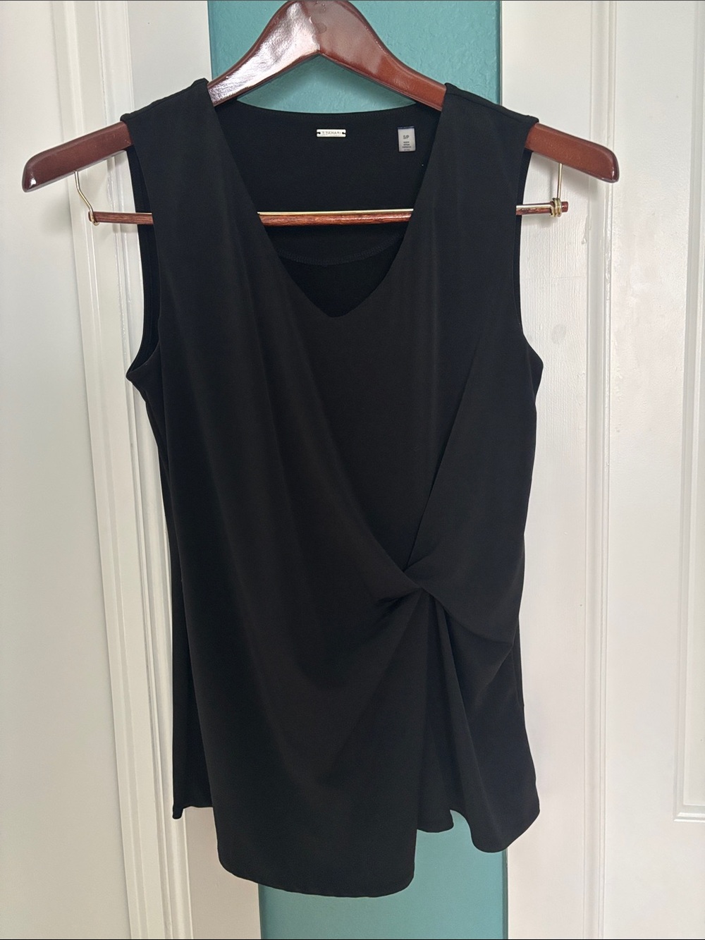 T Tahari Black Sleeveless Twist-Front Tank Top